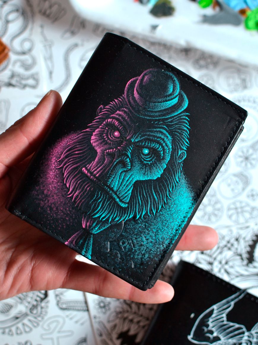 Billetero-de-piel-pintado-a-mano-y-personalizadoMarkMonk