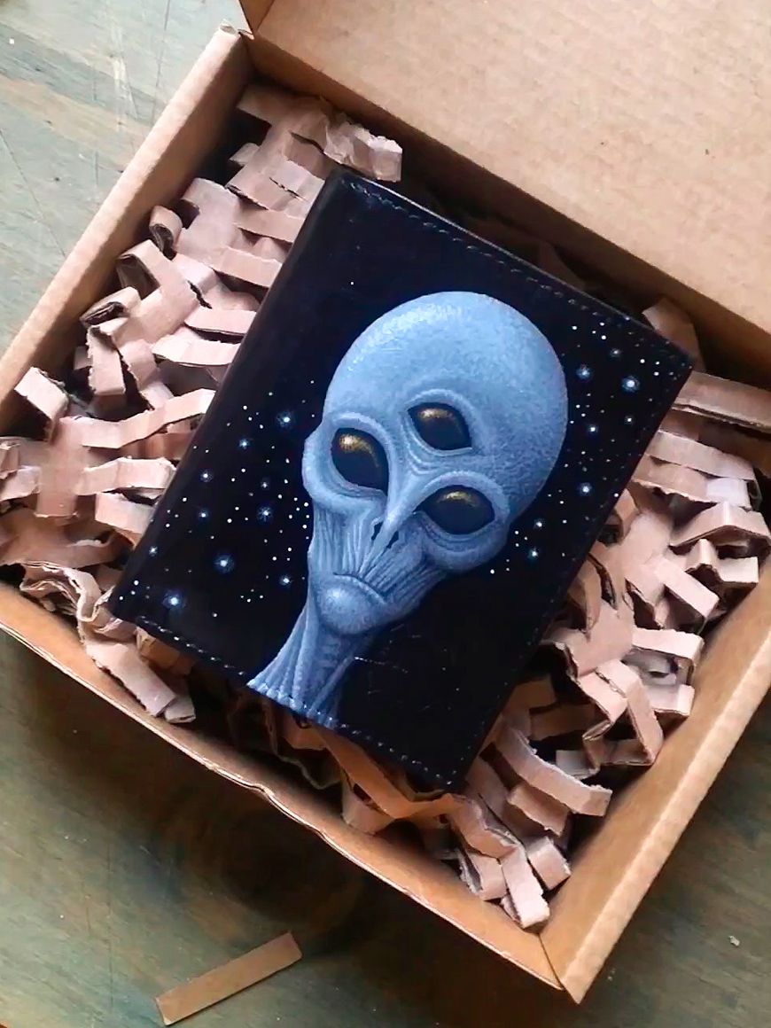 Detalle de piel auténtica en billetero personalizado pintado a mano